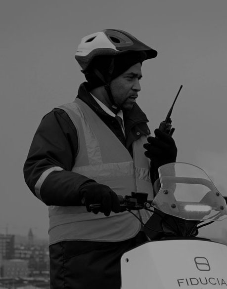 Agent de sécurité mobile avec casque et talkie-walkie.
