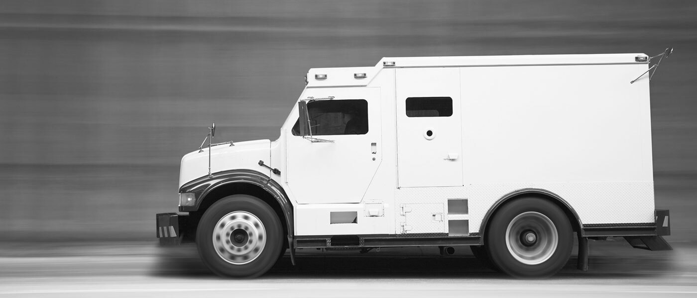 Camion de convoyeur de fonds qui roule à toute vitesse sur la route