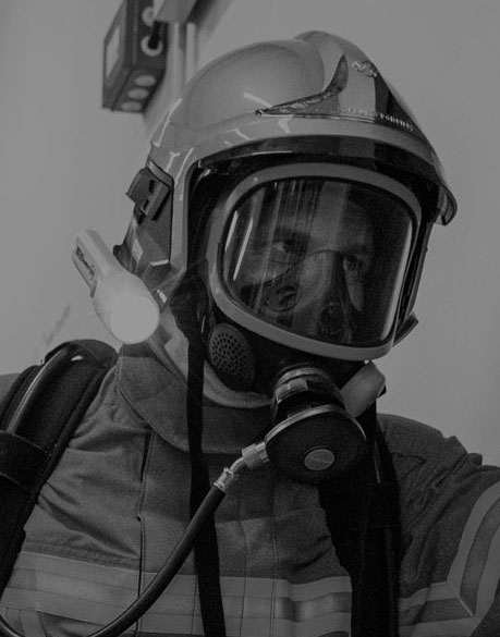 Agent de sécurité incendie en uniforme de combat du feu.