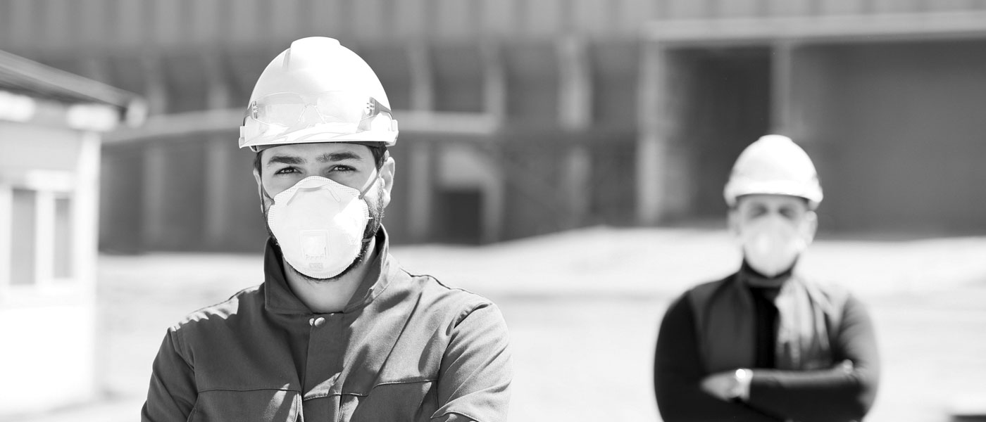 Deux ouvriers sur un chantier portant des masques FFP2